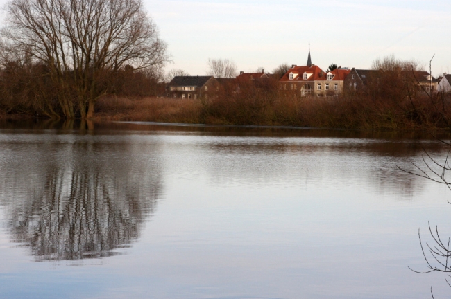Opname vanaf de Hochter Bampd met op de achtergrond de woningen langs de Maas van Itteren. De kerktoren steekt er nog boven uit. Opname vanaf de Hochter Bampd met op de achtergrond de woningen langs de Maas van Itteren. De kerktoren steekt er nog boven uit.