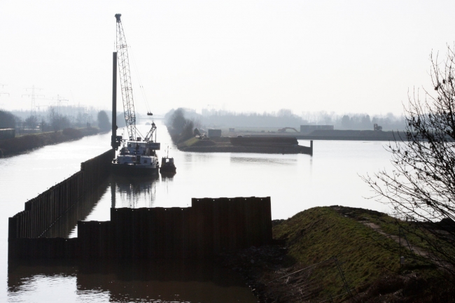De damwand die het verwerkingsbekken scheidde van het Julianakanaal is al voor de helft verwijderd.