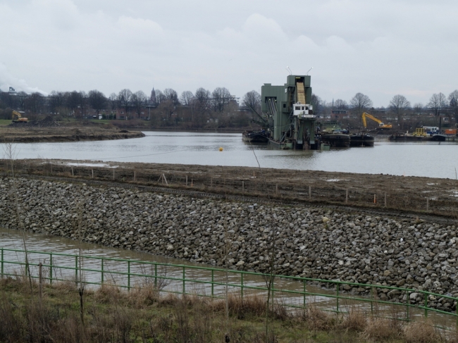 Grindwinning Bosscherveld gestart. Op de Grensmaaslocatie Bosscherveld gaat de grindwinning maandag 16 februari van start. De baggermolen annex verwerkingsinstallatie De Friesland heeft vorige week z’n startpositie ingenomen om de komende drie jaar grind te winnen en te veredelen. De Friesland is 110 meter lang, elf meter breed en heeft een hoogte van achttien meter. Grindwinning Bosscherveld gestart. Op de Grensmaaslocatie Bosscherveld gaat de grindwinning maandag 16 februari van start. De baggermolen annex verwerkingsinstallatie De Friesland heeft vorige week z’n startpositie ingenomen om de komende drie jaar grind te winnen en te veredelen. De Friesland is 110 meter lang, elf meter breed en heeft een hoogte van achttien meter.