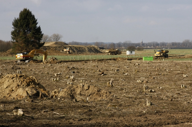 Begin van de week is men ook begonnen met het afgraven van de toplaag op de plaats waar voorheen nog bos was.