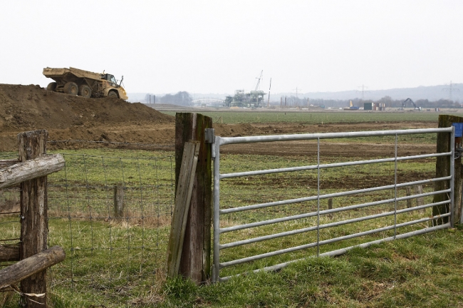 Het gronddepot wordt verder doorgetrokken richting containers bij het Bundervoetpad. De grond die vrijkomt bij de afgraving van het bosperceel wordt hier opgeslagen.