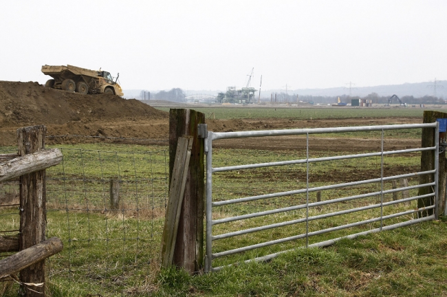 Het gronddepot wordt verder doorgetrokken richting containers bij het Bundervoetpad. De grond die vrijkomt bij de afgraving van het bosperceel wordt hier opgeslagen. Het gronddepot wordt verder doorgetrokken richting containers bij het Bundervoetpad. De grond die vrijkomt bij de afgraving van het bosperceel wordt hier opgeslagen.