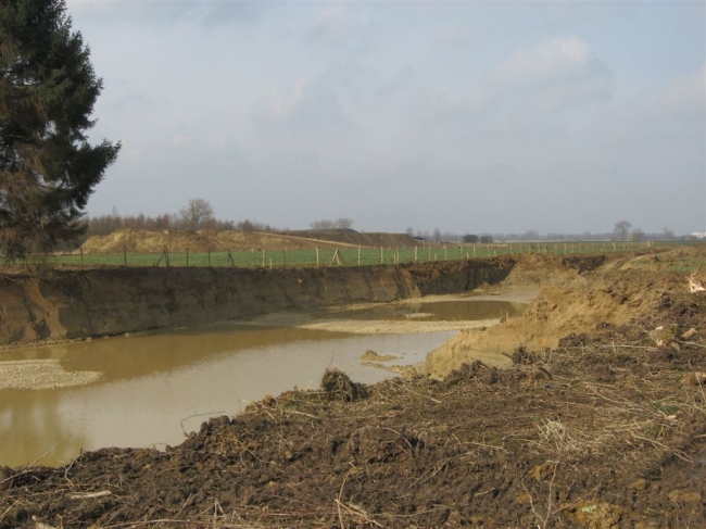 Rechts in beeld het gronddepot in het verlengde van de containers.