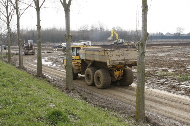 Op de voorgrond de toegangsweg naar Kasteelhoeve Hartelstein. In het midden van de foto de afgraving van het Op de voorgrond de toegangsweg naar Kasteelhoeve Hartelstein. In het midden van de foto de afgraving van het