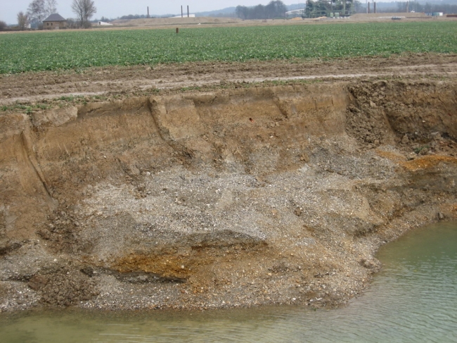 De kiezel ligt hier redelijk dicht aan de oppervlakte.