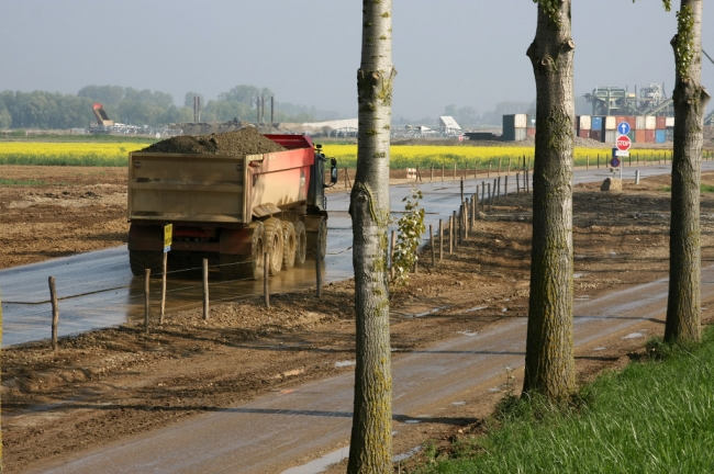 Per vrachtauto wordt het grind afgevoerd naar het grinddepot dat ten zuiden van het verwerkingsbekken ligt waar later verdere verwerking zal plaatsvinden.