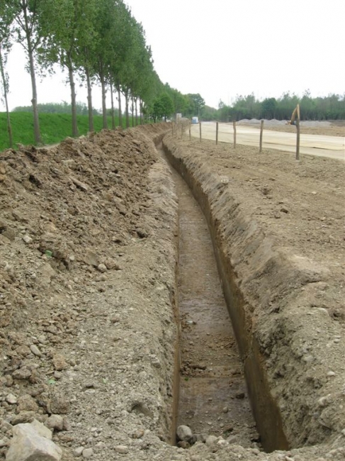 Gleuf voor de stroomvoorziening van de machines en transportbanden bij het verwerkingsbekken. De gleuf leidt naar het traffohuisje aan het begin van de weg naar Hartelstein. Gleuf voor de stroomvoorziening van de machines en transportbanden bij het verwerkingsbekken. De gleuf leidt naar het traffohuisje aan het begin van de weg naar Hartelstein.