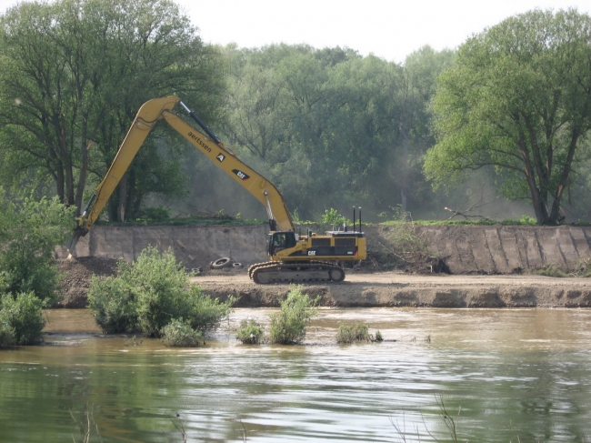 Werkzaamheden aan Belgische kant gefotografeerd vanuit Itteren.