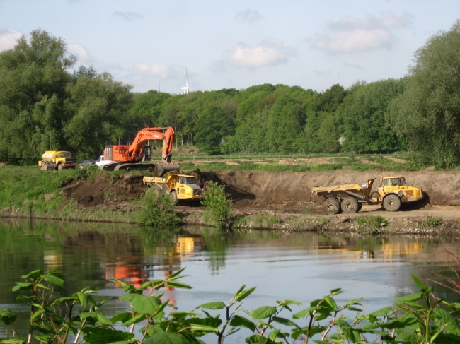 De zomergeulverbreding is bijna voltooid.Daarna kan gestart worden met het verlagen van de zomerdijk. Voor meer informatie over de werkzaamheden aan de Belgische kant zie onder de rubriek nieuws bij het item Belgische Grensmaasplannen. Daar staat duidelijk omschreven wat men allemaal aan Belgische zijde van plan is. 16 mei 2009 is er een open wervendag. Men kan dan met eigen ogen gaan bekijken hoe het werk vordert.