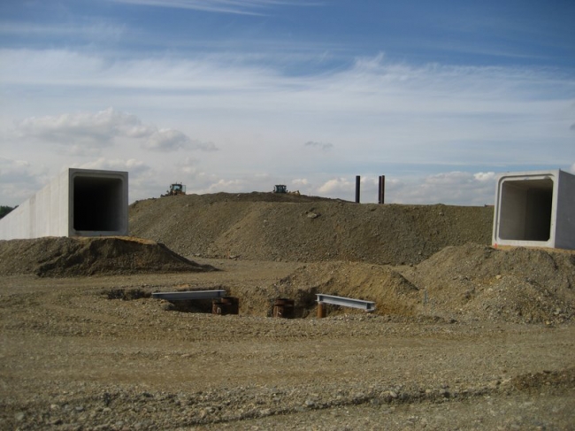 Twee van de vier betonnen kokers waardoor straks het grind richting verwerkingsinstallatie met behulp van een transportband wordt vervoerd.