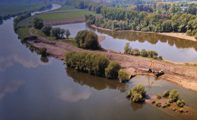 In opdracht van NV De Scheepvaart zijn op 30 april 2009 vanuit een helicopter luchtfoto's gemaakt van de diverse locaties van de Grensmaas.