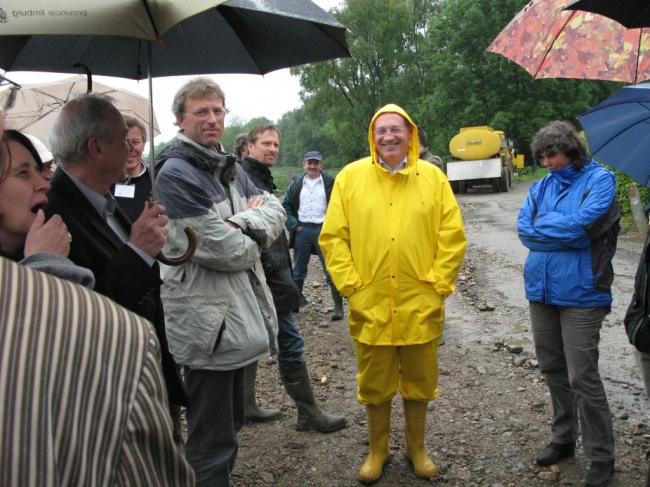 Ondanks het bij vlagen slechte weer hadden zich toch nog een aantal deelnemers aan het symposium gemeld bij Herman Gielen bij Hochter Bampd, om in het veld te zien hoe de plannen vorderden.