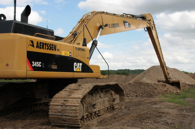 Een Caterpillar 345CL mobiele graafmachine op rupsbanden. Heeft een 325 pk sterke motor aan boord en weegt 54 ton. Is uitstekend geschikt voor de zand en grindwinning met zijn 12 mtr reikwijdte en maximale hijslast van 17 ton. Een Caterpillar 345CL mobiele graafmachine op rupsbanden. Heeft een 325 pk sterke motor aan boord en weegt 54 ton. Is uitstekend geschikt voor de zand en grindwinning met zijn 12 mtr reikwijdte en maximale hijslast van 17 ton.
