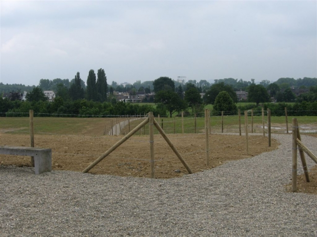 Uitzicht vanaf de uitkijkpost op Itteren. Er zijn twee zitbanken zodat men de zaak rustig kan bekijken. Eigenlijk zou er nog een kleine verhoging moeten zijn zodat je over de bomen richting Maastricht en België zou kunnen kijken. Uitzicht vanaf de uitkijkpost op Itteren. Er zijn twee zitbanken zodat men de zaak rustig kan bekijken. Eigenlijk zou er nog een kleine verhoging moeten zijn zodat je over de bomen richting Maastricht en België zou kunnen kijken.