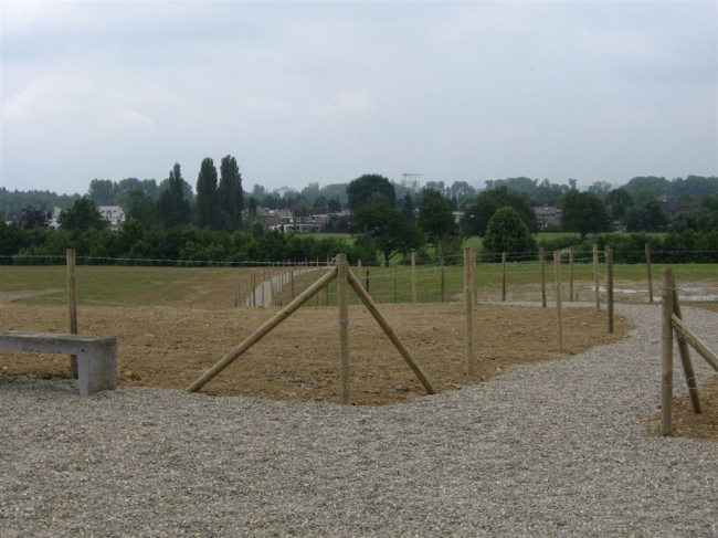 Uitzicht vanaf de uitkijkpost op Itteren. Er zijn twee zitbanken zodat men de zaak rustig kan bekijken. Eigenlijk zou er nog een kleine verhoging moeten zijn zodat je over de bomen richting Maastricht en BelgiÃ« zou kunnen kijken.