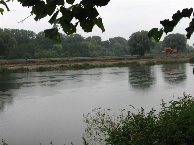 Na de zomerbedverbreding is men aan Belgische kant gestart met het verlagen van de zomerdijk. Hierbij wordt de plas van de Hochterbampd goed zichtbaar. Als de hele zomerdijk is verlaagd zal dit een prachtig (ruimtelijk) beeld geven. De bomen die er nu nog staan blijven. De overige bomen zijn reeds gerooid. De foto is genomen aan de Itterse kant bij het kapelletje. Na de zomerbedverbreding is men aan Belgische kant gestart met het verlagen van de zomerdijk. Hierbij wordt de plas van de Hochterbampd goed zichtbaar. Als de hele zomerdijk is verlaagd zal dit een prachtig (ruimtelijk) beeld geven. De bomen die er nu nog staan blijven. De overige bomen zijn reeds gerooid. De foto is genomen aan de Itterse kant bij het kapelletje.