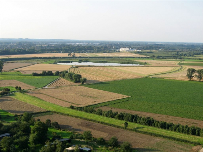 Vanuit een luchtballon gemaakte foto met in het midden het grindgat dat in het kader van het Grensmaasplan zal gaan verdwijnen.