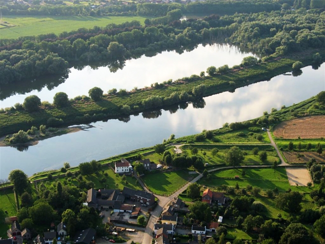 De grindplas van Hochter Bampd wordt hier gescheiden van de Maas door een dijk. Door NV Scheepvaart (de Belgische Rijkswaterstaat) zijn plannen gemaakt waarbij deze dijk gedeeltelijk wordt afgegraven opdat de Maas ter hoogte van het dorp Itteren aan de De grindplas van Hochter Bampd wordt hier gescheiden van de Maas door een dijk. Door NV Scheepvaart (de Belgische Rijkswaterstaat) zijn plannen gemaakt waarbij deze dijk gedeeltelijk wordt afgegraven opdat de Maas ter hoogte van het dorp Itteren aan de
