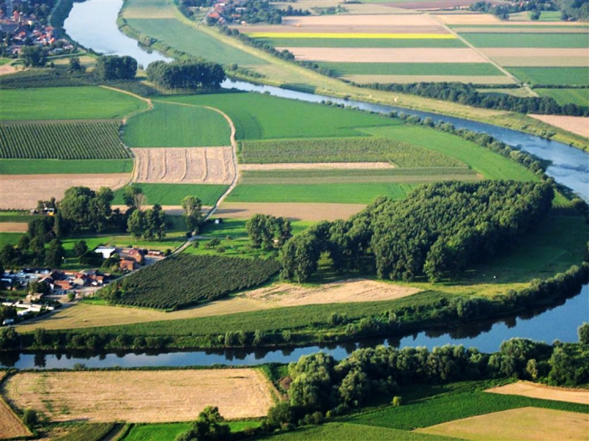 De bocht van de Maas bij Herbricht ten noorden van Itteren. Het populierenbos rechts op de foto zal worden gekapt omdat de maasoever  hier wordt verlaagd om de Maas meer ruimte te geven.