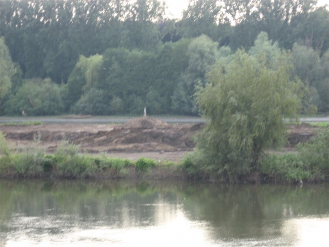 Hier is de zomerdijk al verlaagd. De grnspaal aan belgische zijde is nu ook zichtbaar geworden. Duidelijk is te zien hoeveel slib is aangevoerd de laatste jaren.