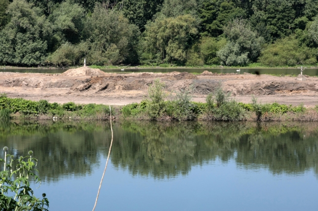 Om de grenspaal ligt de grond nog hoger als gevolg van het aanslibben van zand en klei in de afgelopen decennia. Duidelijk is nu al vanaf de Itterse kant de achterliggende plas te zien. Om de grenspaal ligt de grond nog hoger als gevolg van het aanslibben van zand en klei in de afgelopen decennia. Duidelijk is nu al vanaf de Itterse kant de achterliggende plas te zien.