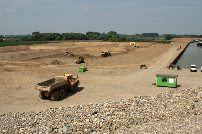 Aan de achterkant van het verwerkingsbekken is een bezink-bassin gebouwd om het door klei- en zanddeeltjes vervuilde water van het verwerkingsbekken naar toe te pompen. De klei- en zanddeeltjes bezinken naar de bodem van het bassin en het schone water wordt teruggepompt in het verwerkingsbekken. Aan de achterkant van het verwerkingsbekken is een bezink-bassin gebouwd om het door klei- en zanddeeltjes vervuilde water van het verwerkingsbekken naar toe te pompen. De klei- en zanddeeltjes bezinken naar de bodem van het bassin en het schone water wordt teruggepompt in het verwerkingsbekken.