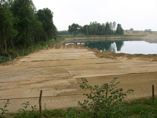 Het Consortium is gestart met het vullen van de dekgrondberging. De grond is afkomstig van de bezinkbassins die men aan het aanleggen is ten westen van het verwerkingsbekken. Het Consortium is gestart met het vullen van de dekgrondberging. De grond is afkomstig van de bezinkbassins die men aan het aanleggen is ten westen van het verwerkingsbekken.