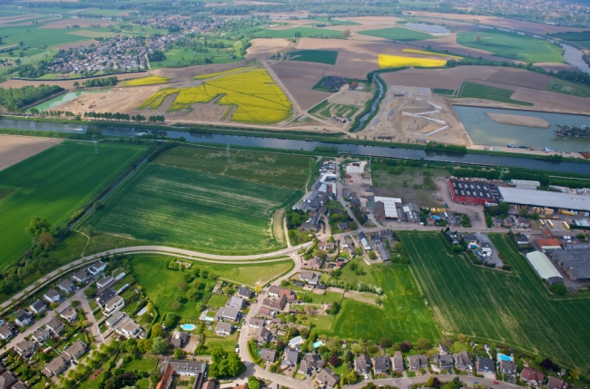 Op de voorgrond Bunde, daarachter het Julianakanaal met het verwerkingsbekken. Het koolzaad staat hier wellicht voor de laatste keer in bloei. Op de voorgrond Bunde, daarachter het Julianakanaal met het verwerkingsbekken. Het koolzaad staat hier wellicht voor de laatste keer in bloei.