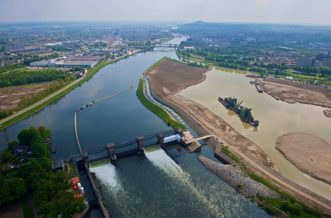 Op de achtergrond de bruggen over de Maas in Maastricht. Rechts van de stuw bij Borgharen is enige tijd geleden een vistrap gemaakt en verder naar rechts de locatie Bosscherveld. Op de achtergrond de bruggen over de Maas in Maastricht. Rechts van de stuw bij Borgharen is enige tijd geleden een vistrap gemaakt en verder naar rechts de locatie Bosscherveld.
