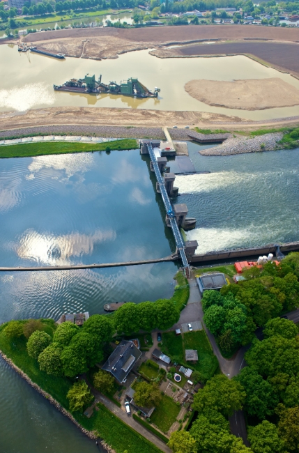 De stuw in de Maas bij Borgharen met bovenaan de ontgrindingslocatie Bosscherveld.