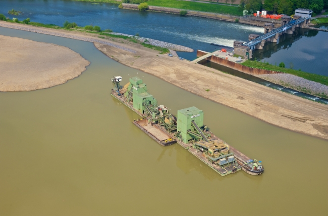 Baggerschip De Friesland, 110m lang, 11m breed en 18m hoog.