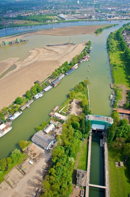 Vooraan de sluis in Bosscherveld, die de Maas verbindt met de Zuid-Willemsvaart. Bovenaan ziet U de insteek die gemaakt is in het afvoerkanaal naar de ontgrindingslocatie voor de afvoer van het grind, daarachter loopt de Maas. Vooraan de sluis in Bosscherveld, die de Maas verbindt met de Zuid-Willemsvaart. Bovenaan ziet U de insteek die gemaakt is in het afvoerkanaal naar de ontgrindingslocatie voor de afvoer van het grind, daarachter loopt de Maas.