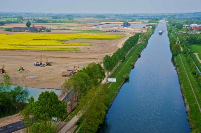 Julianakanaal met links de ontgrindingslocatie Itteren. Bovenaan links de Kasteelhoeve Hartelstein.