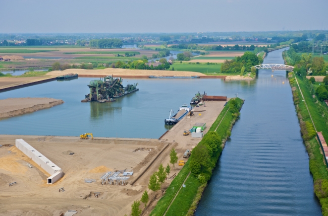 Het Julianakanaal met links het verwerkingsbekken.