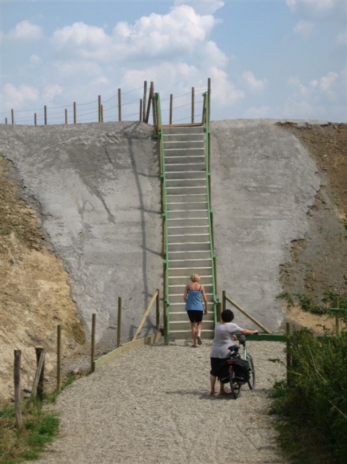 De trap naar het uitzichtpunt is klaar. Ook de bewegwijzering is klaar. Als gevolg van hevige regenval was de grond onder trap gedeeltelijk weggespoeld. Inmiddels is dat euvel verholpen. De trap naar het uitzichtpunt is klaar. Ook de bewegwijzering is klaar. Als gevolg van hevige regenval was de grond onder trap gedeeltelijk weggespoeld. Inmiddels is dat euvel verholpen.