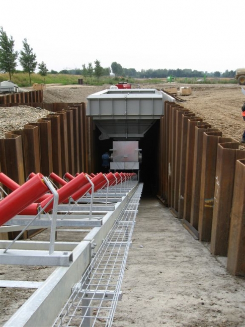 Het grind dat in de witte bak is gestort wordt via een transportband naar boven getransporteerd waar het gezeefd wordt. Kleine deeltjes
(< 10 cm)gaan direct naar het grinddepot. Deeltjes tussen de 10 en 30 cm gaan naar de breker. Het grind dat in de witte bak is gestort wordt via een transportband naar boven getransporteerd waar het gezeefd wordt. Kleine deeltjes
(< 10 cm)gaan direct naar het grinddepot. Deeltjes tussen de 10 en 30 cm gaan naar de breker.