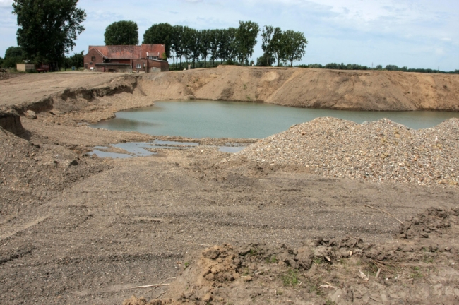 Inmiddels is voor de boerderij een groot gat ontstaan waaruit kiezel wordt gehaald voor de afwerking van de drempels in de Maas. Tevens zijn hiermee werkwegen aangelegd in de Maas. Inmiddels is voor de boerderij een groot gat ontstaan waaruit kiezel wordt gehaald voor de afwerking van de drempels in de Maas. Tevens zijn hiermee werkwegen aangelegd in de Maas.