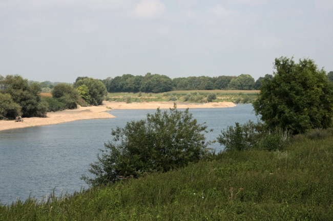 Voor de afwerking van de drempel in de Maas ter hoogte van Voulwammes is in de afgelopen weken kiezel vanuit Herbricht aangevoerd. Voor de afwerking van de drempel in de Maas ter hoogte van Voulwammes is in de afgelopen weken kiezel vanuit Herbricht aangevoerd.