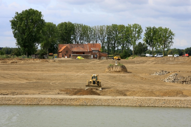Op deze foto is duideljk de oever- en weerdverlaging te zien. Aan de grenspaal in het midden van het beeld zie je hoeveel grond is afgegraven. Rechts van de boerderij ligt de hoogwatervluchtplaats waar de runderen bij hoogwater naar toe kunnen trekken. Op deze foto is duideljk de oever- en weerdverlaging te zien. Aan de grenspaal in het midden van het beeld zie je hoeveel grond is afgegraven. Rechts van de boerderij ligt de hoogwatervluchtplaats waar de runderen bij hoogwater naar toe kunnen trekken.