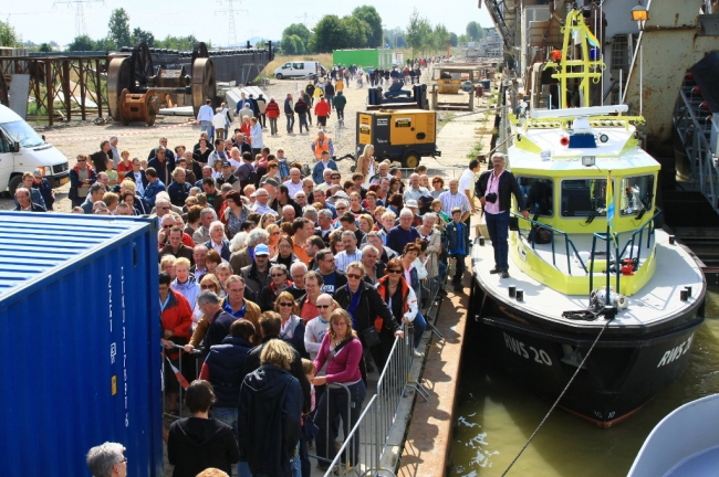 Velen maakten gebruik van de mogelijkheid met de boot naar de locatie Boscherveld te varen.