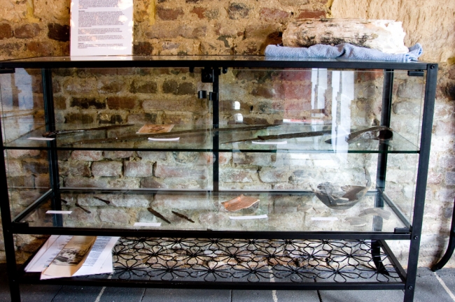 Door de archeologen die, voorafgaande aan de ontgrinding, in het gebied opgravingen hebben gedaan was een vitrine ingericht met gevonden voorwerpen. De belangrijkste vindplaats ligt in de Pasestraat te Borgharen. De meeste voorwerpen waren dan ook van die locatie afkomstig. Door de archeologen die, voorafgaande aan de ontgrinding, in het gebied opgravingen hebben gedaan was een vitrine ingericht met gevonden voorwerpen. De belangrijkste vindplaats ligt in de Pasestraat te Borgharen. De meeste voorwerpen waren dan ook van die locatie afkomstig.