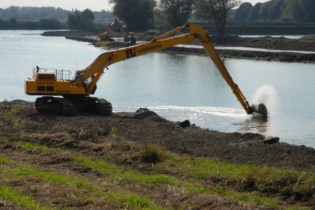 Voor de aanleg van de werkweg wordt kiezel van uit de Maas gebruikt.
