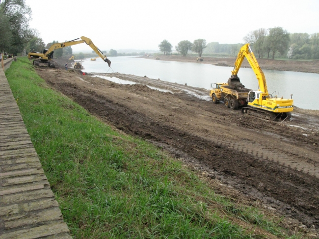 De werkzaamheden aan de oever worden in hoog tempo en met inzet van veel materieel aangepakt omdat binnenkort de afvoer van de Maas veel hoger zal zijn. Aan de stuw in Borgharen laat men nu slechts 10m3 water per sec. passeren, doch als de afvoer van de Maas door veelvuldige regenval in het stroomgebied van de Maas toeneemt kan dit een probleem worden. De werkzaamheden aan de oever worden in hoog tempo en met inzet van veel materieel aangepakt omdat binnenkort de afvoer van de Maas veel hoger zal zijn. Aan de stuw in Borgharen laat men nu slechts 10m3 water per sec. passeren, doch als de afvoer van de Maas door veelvuldige regenval in het stroomgebied van de Maas toeneemt kan dit een probleem worden.
