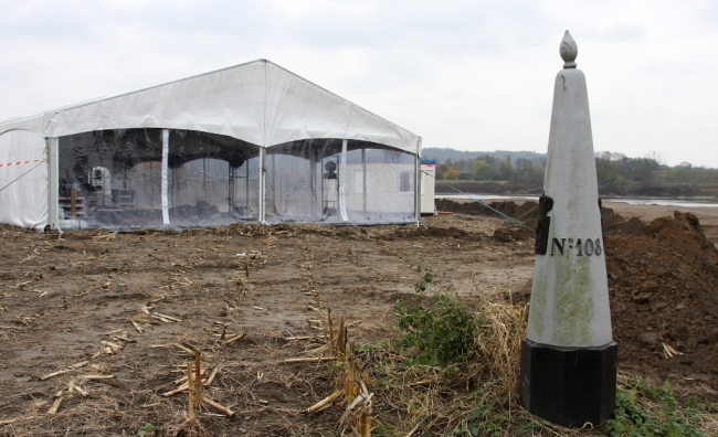 Theatermakershuis de Queeste, opgericht aan de toneelacademie te Maastricht in 1997 door enkele vlaamse studenten heeft een theatervoorstelling gemaakt over Herbricht en haar bewoners. De voorstellingen hadden als titel Herbricht/Voulwammes, grenspatrouille 1 en werden opgevoerd in een tent in Herbricht. Theatermakershuis de Queeste, opgericht aan de toneelacademie te Maastricht in 1997 door enkele vlaamse studenten heeft een theatervoorstelling gemaakt over Herbricht en haar bewoners. De voorstellingen hadden als titel Herbricht/Voulwammes, grenspatrouille 1 en werden opgevoerd in een tent in Herbricht.