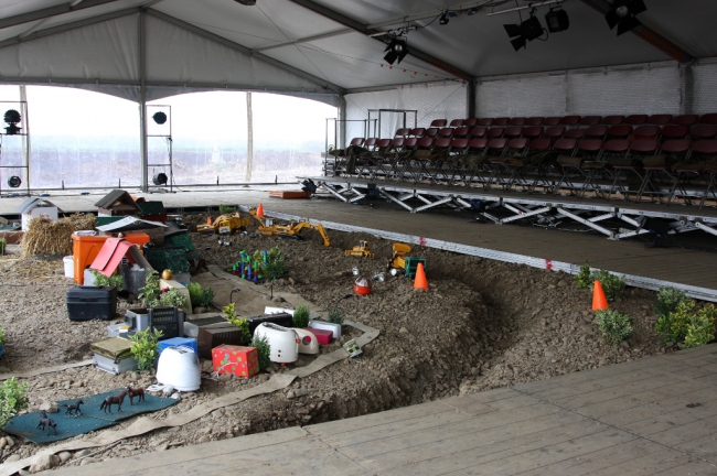In de tent was het gehucht Herbricht met zijn laatste huizen, de maas en boerderijen op schaal nagebouwd. De uitvoering, onder regie van Christoph Aussems, werd verzorgd door 3de en 4de jaars studenten regie van de toneelacademie van Maastricht. De belangstelling was zo groot dat, ondanks het inlassen van extra uitvoeringen, de voorstelling elke avond was uitverkocht. In de tent was het gehucht Herbricht met zijn laatste huizen, de maas en boerderijen op schaal nagebouwd. De uitvoering, onder regie van Christoph Aussems, werd verzorgd door 3de en 4de jaars studenten regie van de toneelacademie van Maastricht. De belangstelling was zo groot dat, ondanks het inlassen van extra uitvoeringen, de voorstelling elke avond was uitverkocht.