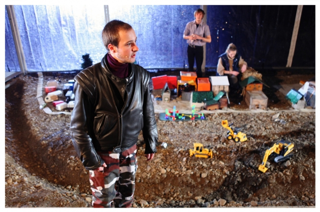 De acteurs speelden de sterren van hemel en intimi herkenden diverse inwoners van Herbricht in de neergezette personages.
foto: ter beschikking gesteld door Theaterhuis de Queeste De acteurs speelden de sterren van hemel en intimi herkenden diverse inwoners van Herbricht in de neergezette personages.
foto: ter beschikking gesteld door Theaterhuis de Queeste