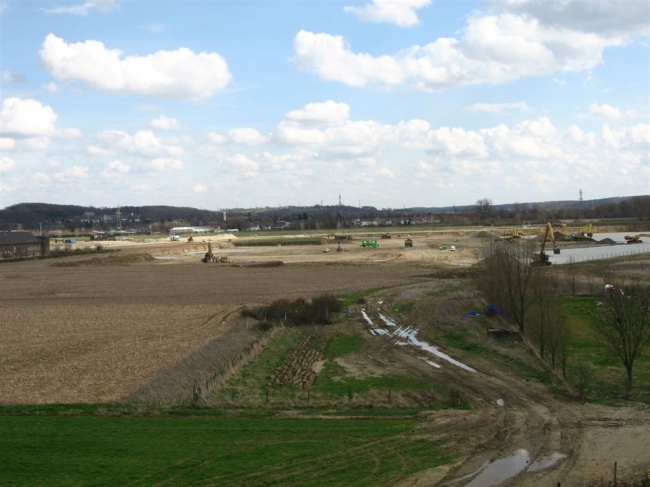 Links ligt Hoeve Hartelstein. Duidelijk is te zien hoeveel dekgrond al is weggehaald. Aan de hand van de paaltjes kan men zien waar nog dekgrond weggehaald moet worden. Aan de hand van de huidige planning wordt de dekgrondberging nog dit jaar klaar gemaakt. Begin 2011 kan dan begonnen worden met het verleggen van de Geul. Links ligt Hoeve Hartelstein. Duidelijk is te zien hoeveel dekgrond al is weggehaald. Aan de hand van de paaltjes kan men zien waar nog dekgrond weggehaald moet worden. Aan de hand van de huidige planning wordt de dekgrondberging nog dit jaar klaar gemaakt. Begin 2011 kan dan begonnen worden met het verleggen van de Geul.