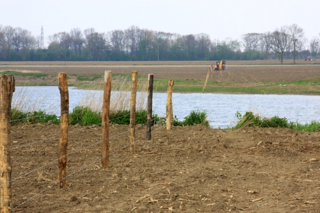 Een gedeelte van de grindplas is al in de afrastering meegenomen. Aan de achterzijde van de grindplas loopt de afrastering door tot aan de Maas. Een gedeelte van de grindplas is al in de afrastering meegenomen. Aan de achterzijde van de grindplas loopt de afrastering door tot aan de Maas.