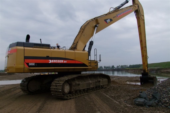 Op de voorste arm staat de lengte aangegeven zodat de machinist kan zien hoe diep hij zit. Rechtsonder liggen brokken klei. Dat betekent voor de machinist dat hij op die plek niet dieper hoeft te graven.