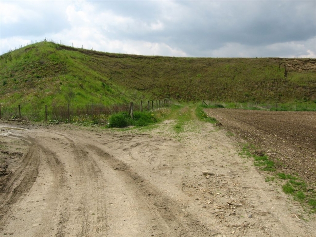 Restant oude veldweg. Door aanleg gronddepot heeft deze weg zijn functie verloren. Aan de zuidkant van het gronddepot heeft de weg als functie het bereiken van de trap naar het uitzichtspunt.